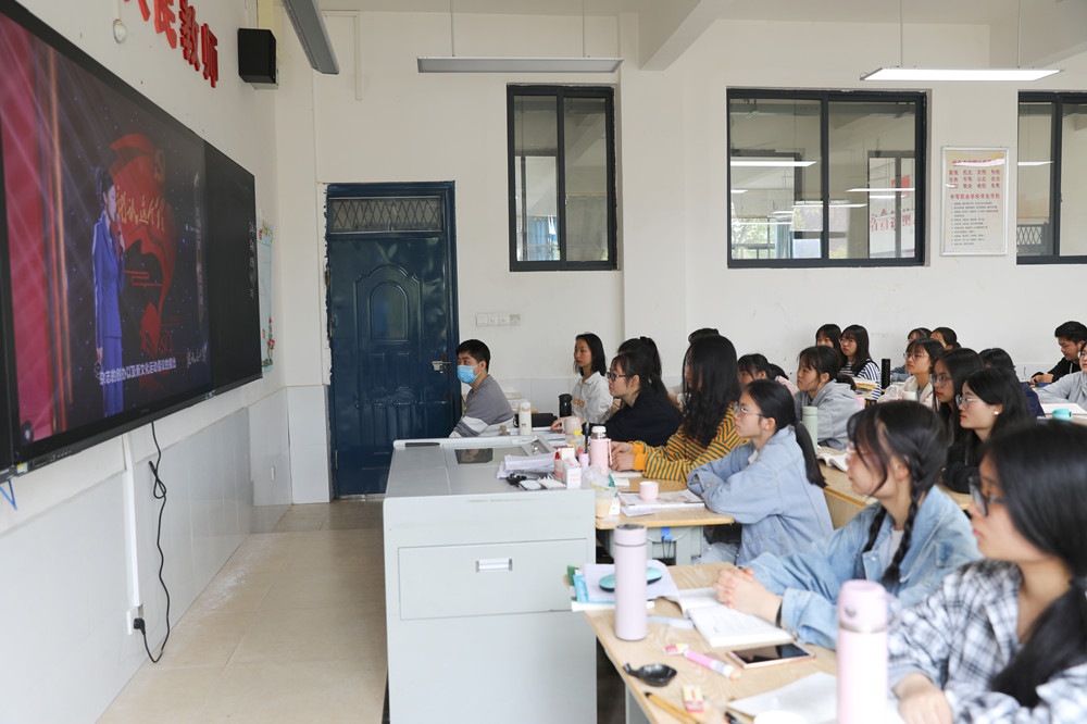 我校组织师生收看《就认这个理——百年一课恰同学少年》党史学习教育节目