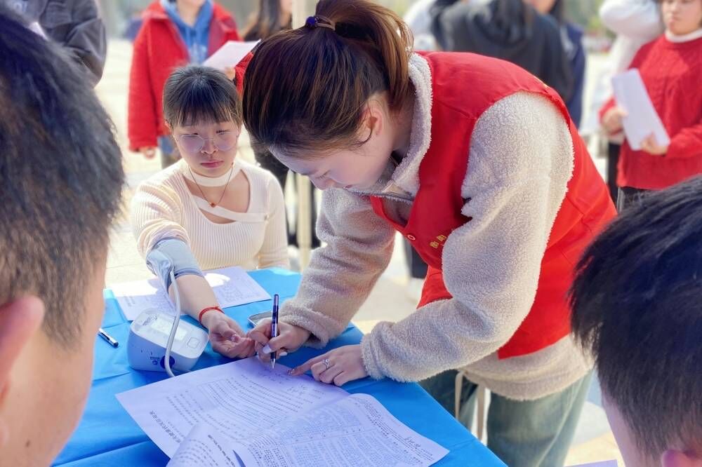 雷锋月 | 践行雷锋精神  血液传递爱心 ——衡阳幼儿师专学前教育系开展学雷锋志愿活动