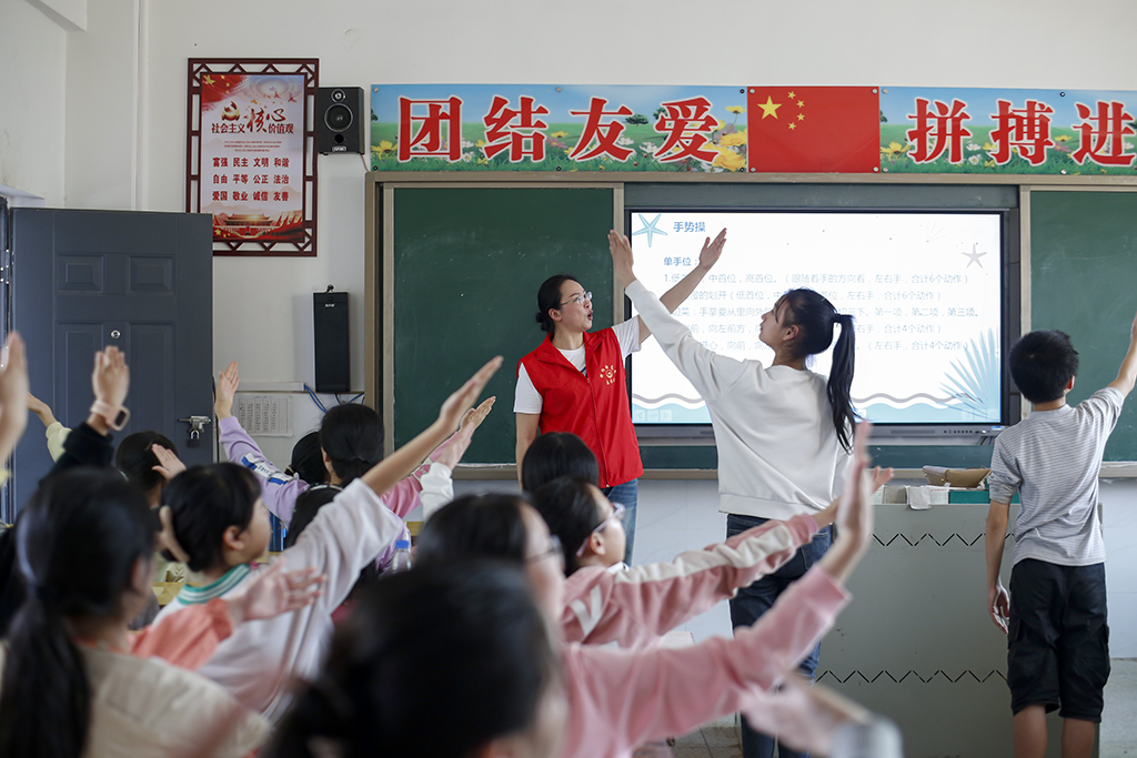 衡阳幼儿师专小学教育系赴衡南县硫市联合学校中心小学开展留守儿童结对帮扶工作