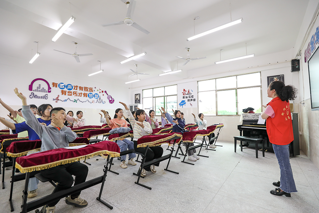 衡阳幼儿师专学前教育系赴衡南县茶市联合学校开展留守儿童结对帮扶工作