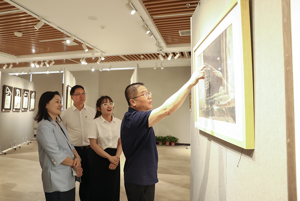 衡阳幼儿师专艺术系举行“以学促干 艺心向党”主题作品展